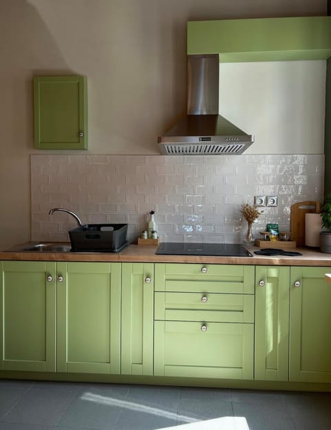 Coffee/tea facilities, Kitchen or kitchenette, stove