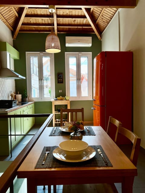 Seating area, Dining area