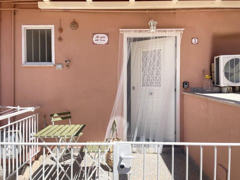 Property building, Patio, Balcony/Terrace