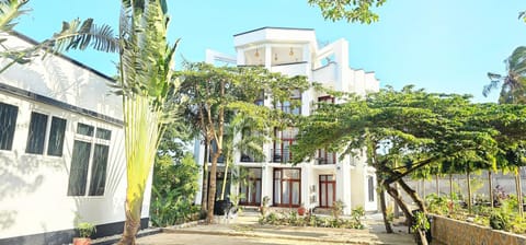Property building, Day, Garden, Garden view