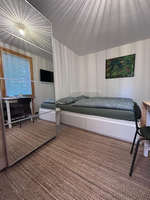 Bed, TV and multimedia, Photo of the whole room, Bedroom