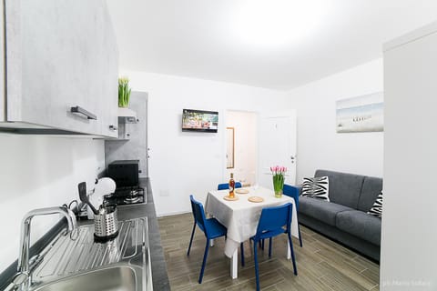 Coffee/tea facilities, Kitchen or kitchenette, Living room, Dining area, microwave