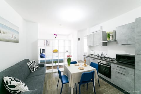 Coffee/tea facilities, Kitchen or kitchenette, Living room, Dining area, microwave, stove