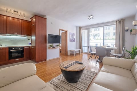 TV and multimedia, Kitchen or kitchenette, Living room, Seating area, Dining area, oven, stove