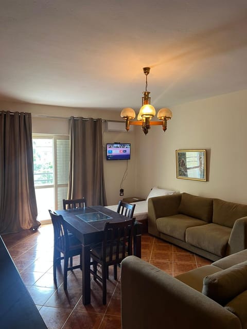 TV and multimedia, Seating area, Dining area