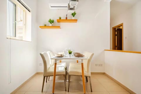 Seating area, Dining area, air conditioner