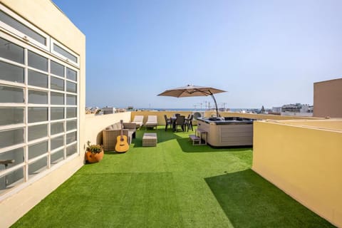 Patio, Day, Living room, Seating area, sunbed