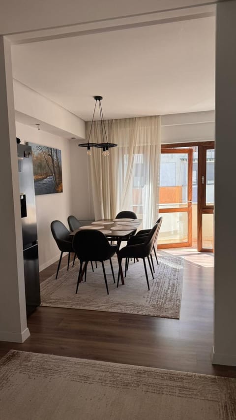 Kitchen or kitchenette, Seating area, Dining area