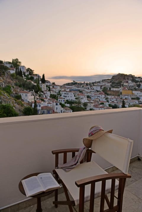 View (from property/room), Balcony/Terrace, City view, Mountain view