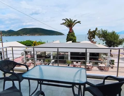 Day, Natural landscape, View (from property/room), Balcony/Terrace, Seating area, Dining area, Mountain view, Sea view