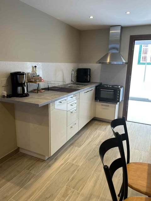 Coffee/tea facilities, Kitchen or kitchenette, Dining area, oven, stove, toaster