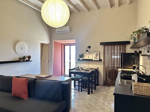 Kitchen or kitchenette, Living room, Seating area, Dining area