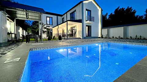 Property building, Day, Pool view, Swimming pool, sunbed