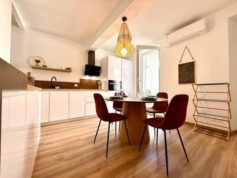 Kitchen or kitchenette, Seating area, Dining area, stove
