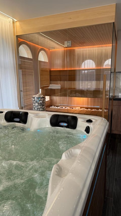 Hot Tub, Bathroom