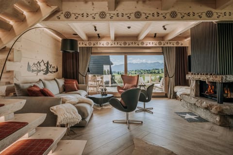Communal lounge/ TV room, Natural landscape, TV and multimedia, Living room, Seating area
