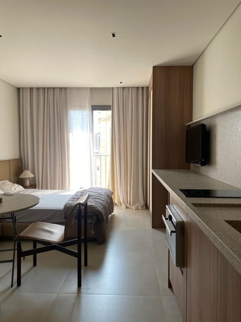 Bed, TV and multimedia, Kitchen or kitchenette, Photo of the whole room, Bedroom, wardrobe