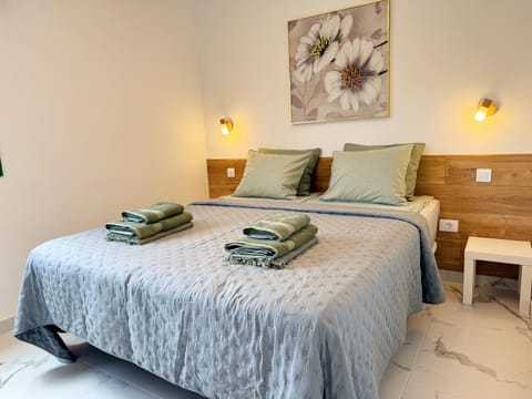 Bed, Bedroom, towels