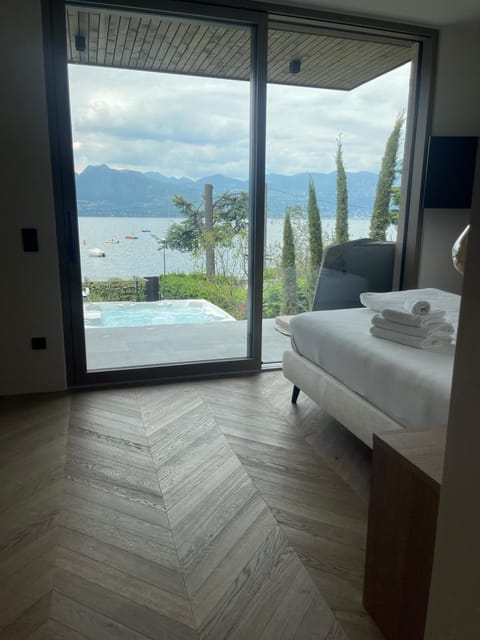 Photo of the whole room, Lake view