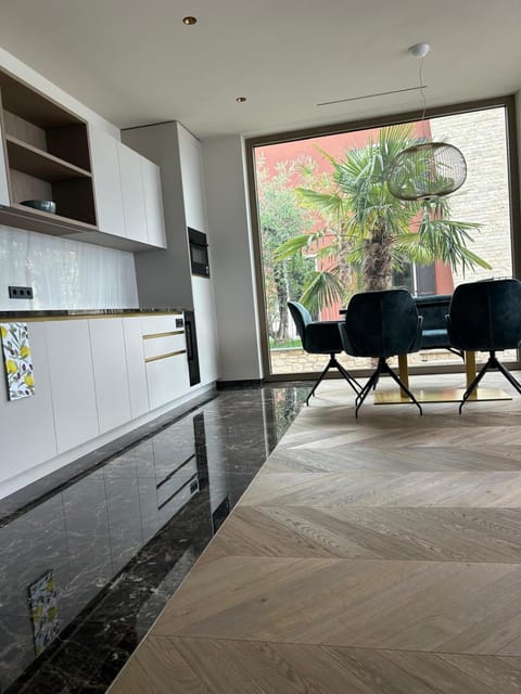 Kitchen or kitchenette, Dining area