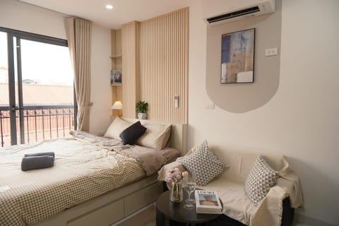Bed, Living room, Photo of the whole room, Seating area, Bedroom, towels, air conditioner