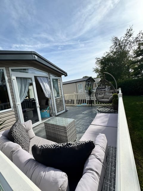 Property building, Patio, Balcony/Terrace, Seating area, Dining area, sunbed