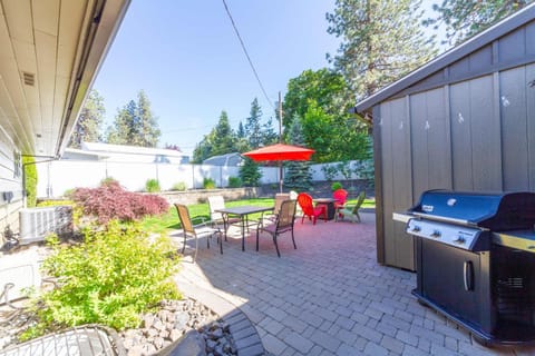 Patio, Spring, Day, BBQ facilities, Garden, Garden view