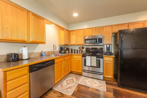 Coffee/tea facilities, Kitchen or kitchenette, dishwasher, oven, stove, toaster