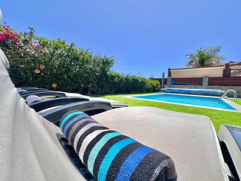 Swimming pool, towels