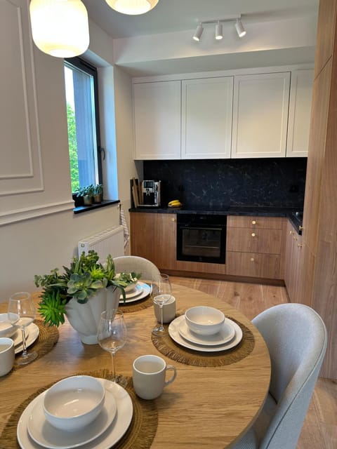 Coffee/tea facilities, Kitchen or kitchenette, Dining area, stove