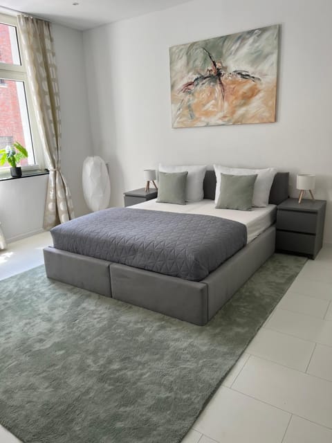 Bed, Living room, Seating area, Bedroom