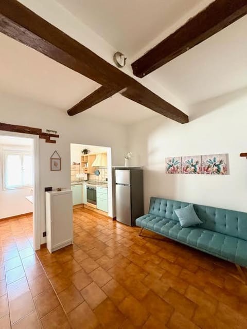 Kitchen or kitchenette, Living room, Seating area, Dining area, oven