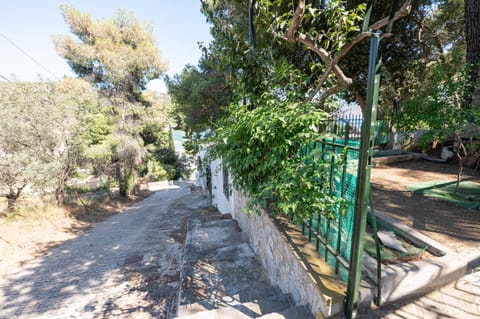 NG Happy Yard Cottage Apartment in Poros