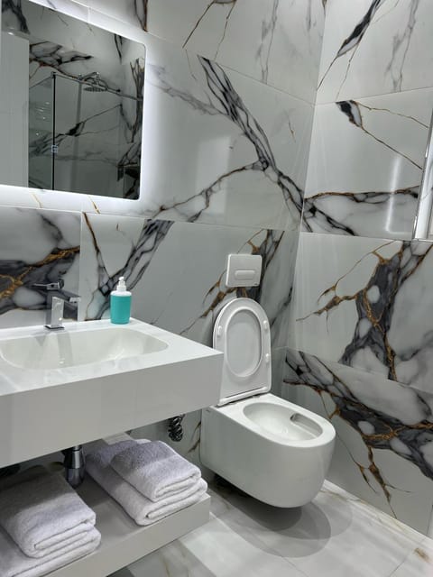 Toilet, Bathroom, towels