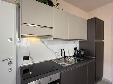 Coffee/tea facilities, Kitchen or kitchenette, dishwasher, oven, stove, toaster