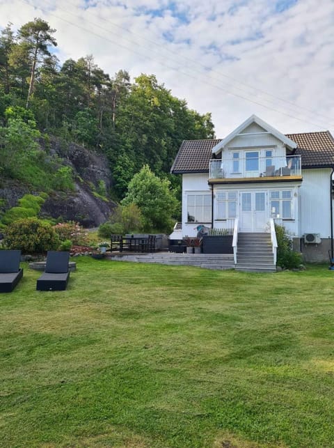 Property building, Day, Garden, Garden, Garden view
