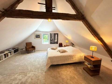 Bed, Library, Photo of the whole room, Bedroom