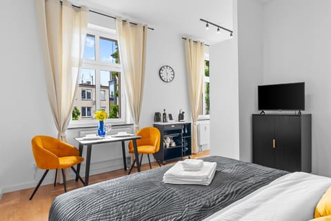 Bed, TV and multimedia, Living room, Photo of the whole room, Dining area, Bedroom, towels