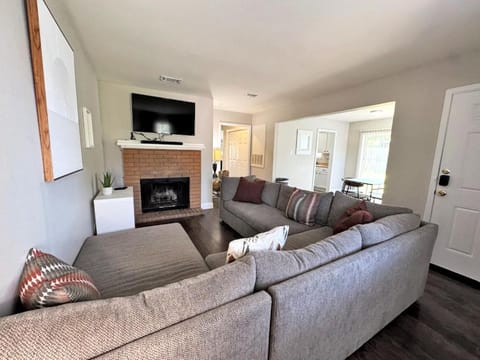 Communal lounge/ TV room, TV and multimedia, Living room, Seating area, Evening entertainment