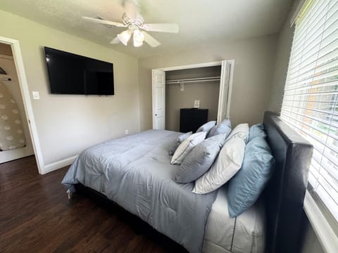 Bed, TV and multimedia, Bedroom