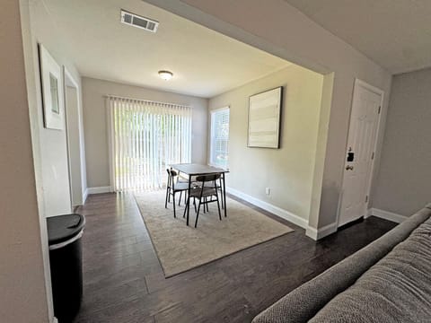 Seating area, Dining area