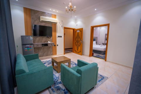 Communal lounge/ TV room, Bed, TV and multimedia, Kitchen or kitchenette, Living room, Seating area, Bedroom, minibar, wardrobe, air conditioner