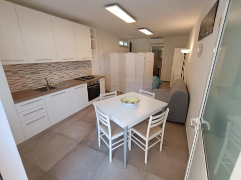 Kitchen or kitchenette, Dining area, oven
