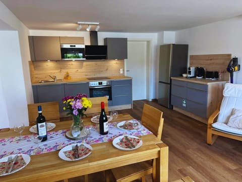 Coffee/tea facilities, Seating area, Dining area, oven, stove, toaster