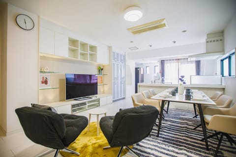 TV and multimedia, Kitchen or kitchenette, Living room, Dining area, air conditioner