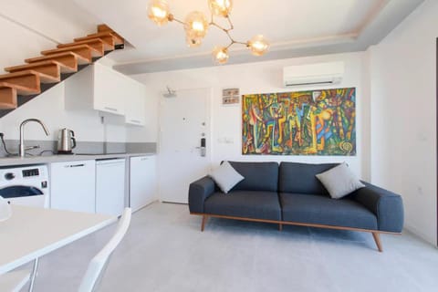Kitchen or kitchenette, Living room, Seating area, Dining area, stove