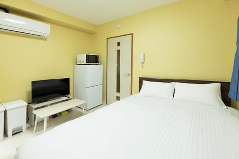 Bed, TV and multimedia, Bedroom, microwave, air conditioner