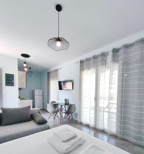 Bed, TV and multimedia, Photo of the whole room, Seating area, Dining area