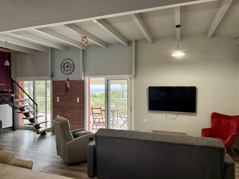 TV and multimedia, Living room, Seating area, Evening entertainment