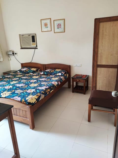 Bed, TV and multimedia, Kitchen or kitchenette, Photo of the whole room, Bedroom